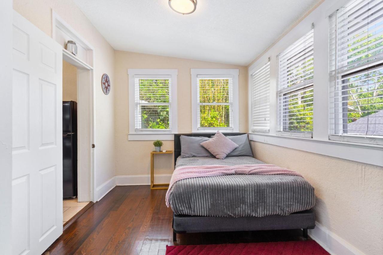 Four Different Options At One Great Location-- 1 - Spacious 3 Bed 2 Bath House Or 2- 2Nd Floor 2 Bed 1 Bath Guesthouse Or 3- 1St Floor Studio Or 3- A Tiny Home Rv Тампа Екстериор снимка