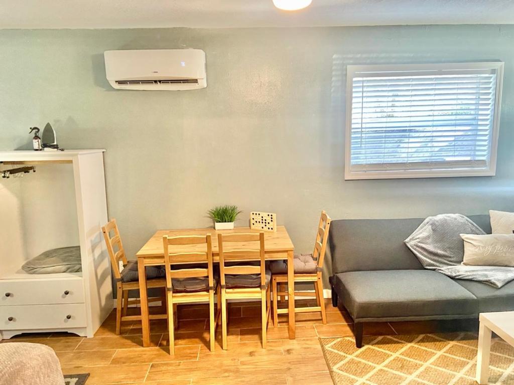 Four Different Options At One Great Location-- 1 - Spacious 3 Bed 2 Bath House Or 2- 2Nd Floor 2 Bed 1 Bath Guesthouse Or 3- 1St Floor Studio Or 3- A Tiny Home Rv Тампа Екстериор снимка
