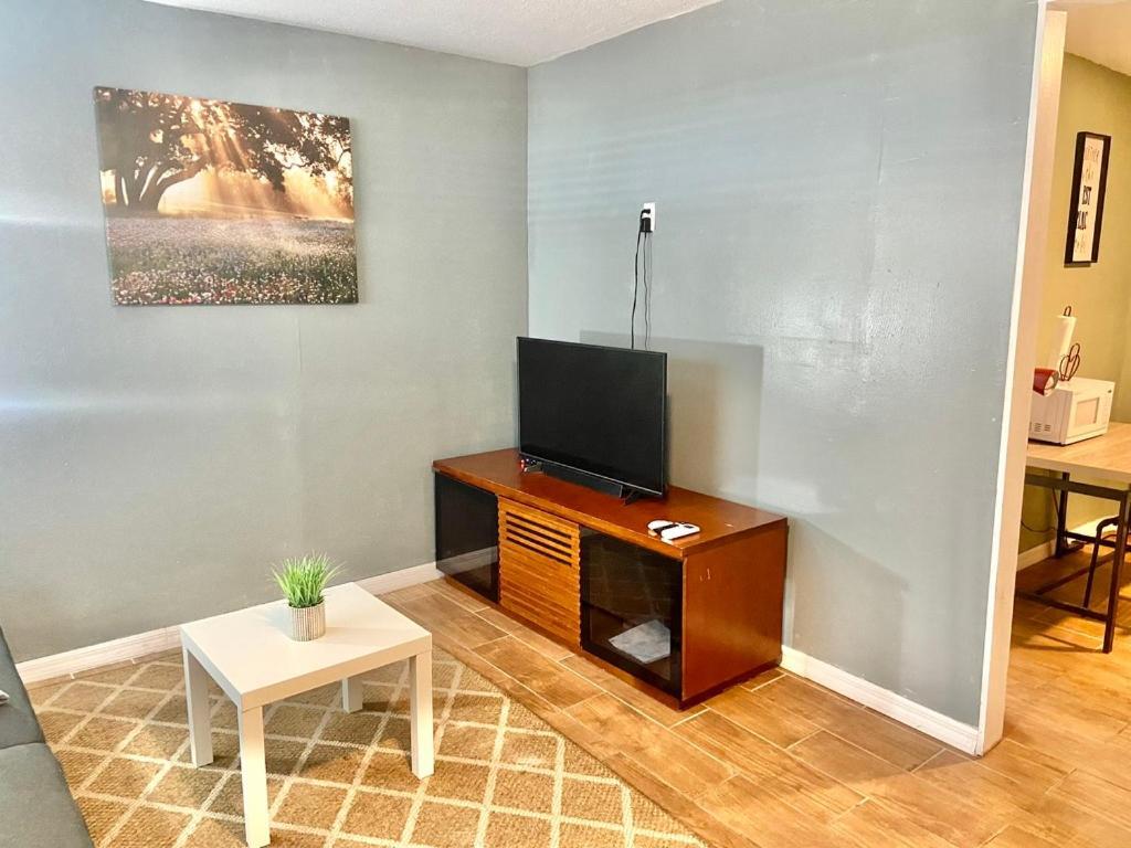 Four Different Options At One Great Location-- 1 - Spacious 3 Bed 2 Bath House Or 2- 2Nd Floor 2 Bed 1 Bath Guesthouse Or 3- 1St Floor Studio Or 3- A Tiny Home Rv Тампа Екстериор снимка