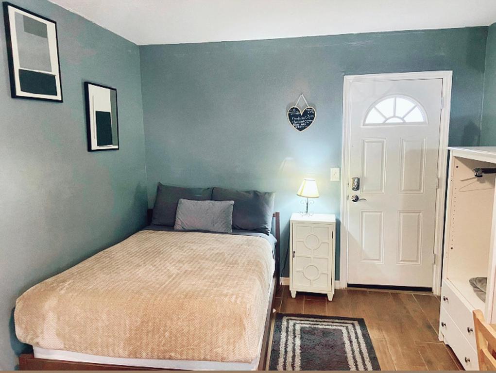 Four Different Options At One Great Location-- 1 - Spacious 3 Bed 2 Bath House Or 2- 2Nd Floor 2 Bed 1 Bath Guesthouse Or 3- 1St Floor Studio Or 3- A Tiny Home Rv Тампа Екстериор снимка